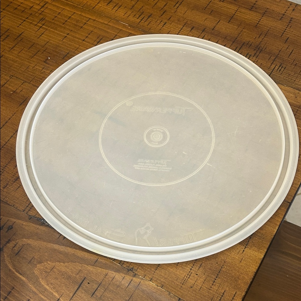 Vgt Tupperware White Round Storage Container for pies, etc. - Picture 6 of 6